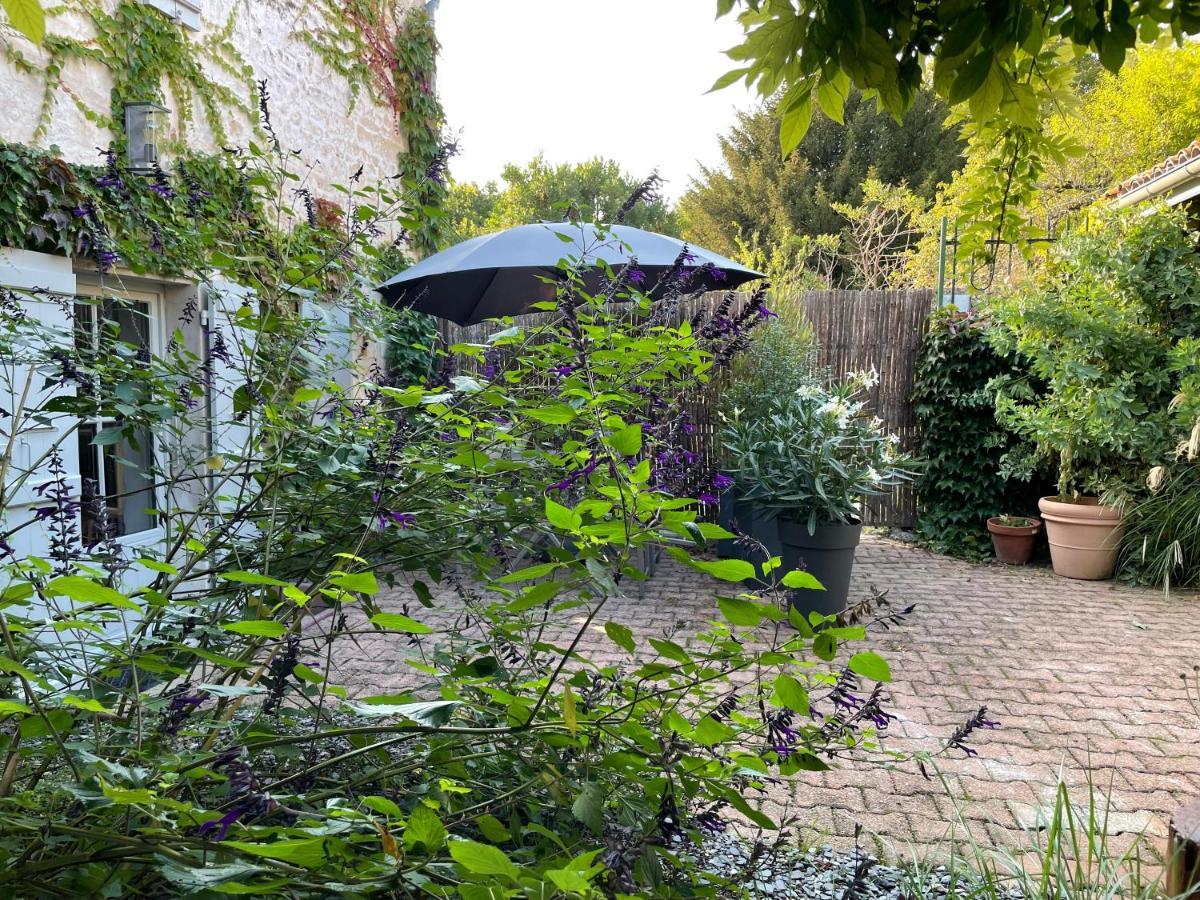 Gite Du Presbytere Port D'Envaux, Ravissante Maison De Charme Kültér fotó