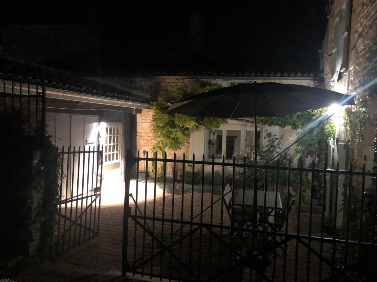 Gite Du Presbytere Port D'Envaux, Ravissante Maison De Charme Kültér fotó